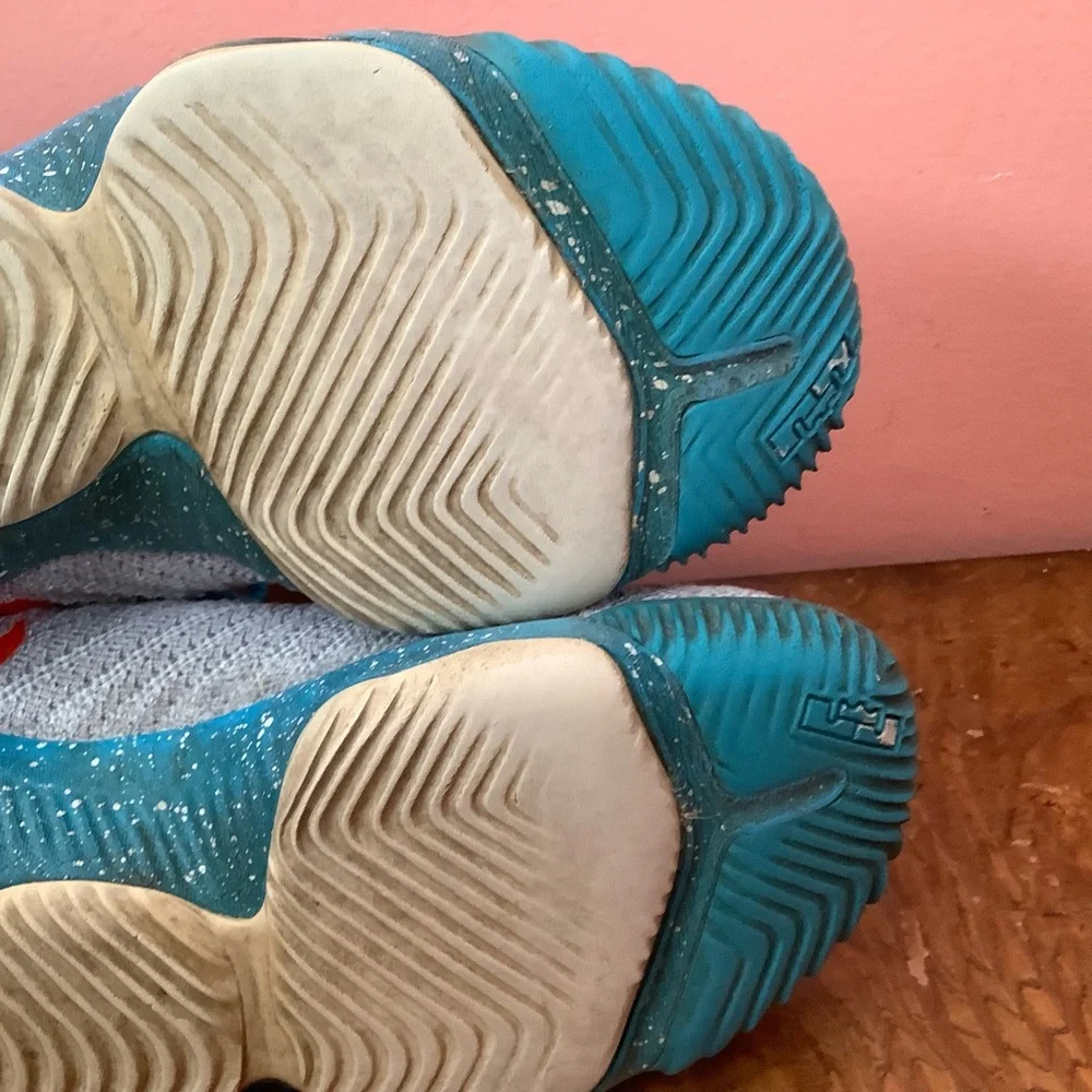 Nike Lebron AQ2465-078 Size 5Y Sneakers